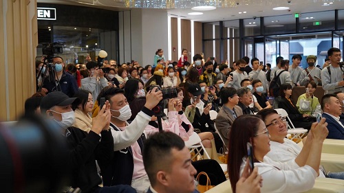 哔哔熊签约应采儿，“以蜜代糖”升级发布会在沪举行