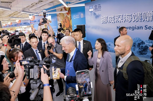 挪威首相在盒马超市推广挪威海产
