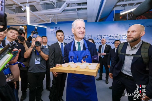 挪威首相在盒马超市推广挪威海产