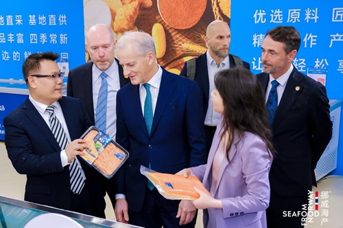 挪威首相在盒马超市推广挪威海产